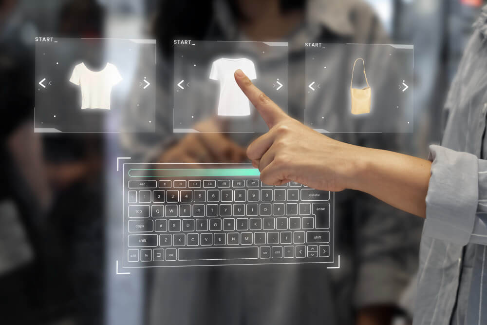 Manos sobre un teclado con un holograma de tienda online: comercio electrónico en Venezuela